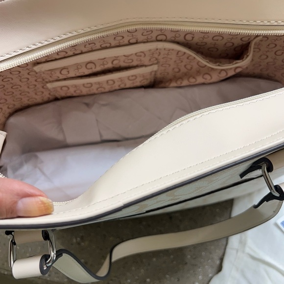 New Guess Los Angeles Tote Bag and matching Zippered Pouch - Picture 10 of 13